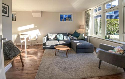 a living room with a couch and a table at Klein Maar Fijn in Bergen