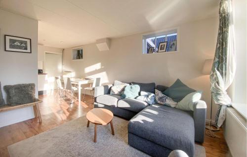 a living room with a couch and a table at Klein Maar Fijn in Bergen