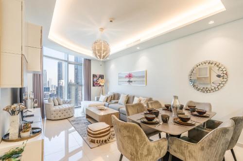 RH - Luxury 2BR with Burj Khalifa view and infinity pool at Paramount Midtown