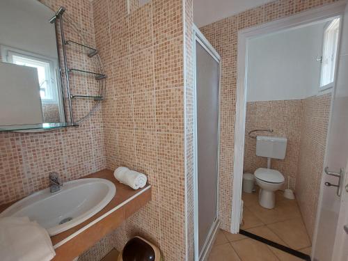 a bathroom with a sink and a toilet at Parti nyaraló in Balatonfüred