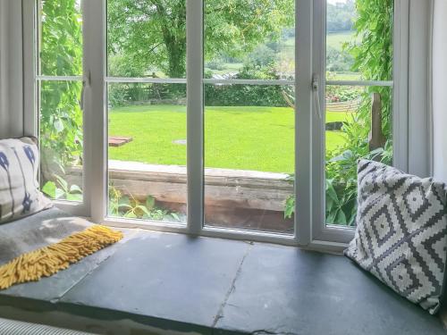 an open window with a view of a yard at Taliaris Isaf in Llandeilo