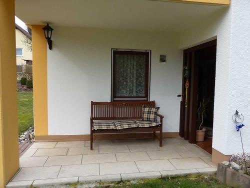 a bench sitting on the side of a house at Ferienwohnung Leicht in Heiligenstadt