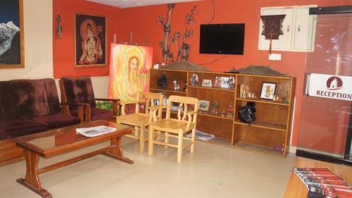 sala de estar con sofá y mesa en City Guest House, en Bhaktapur