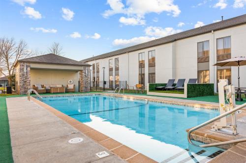 a swimming pool in front of a building at Best Western Courtview Hotel in Springfield