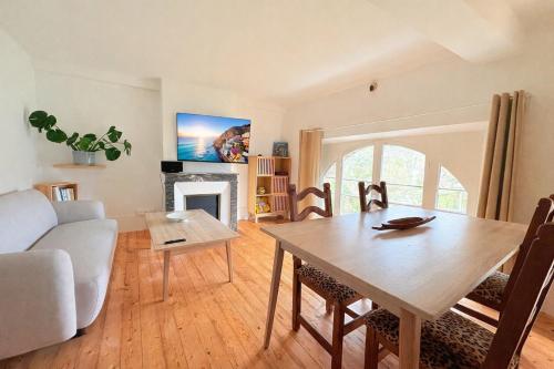 a living room with a table and a couch at L'Authentic - Appartement spacieux in Villeneuve-sur-Yonne