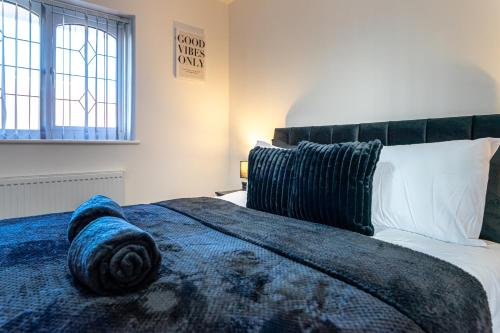 a bedroom with a bed with a blue blanket on it at Cranberry House Stylish 3BR, 7 Guests Contractor with Cinema Room Near JLR NEC and Airport in Sheldon