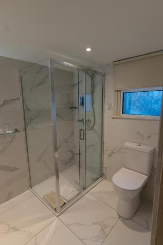 Kamar mandi di Atlantic Hotel