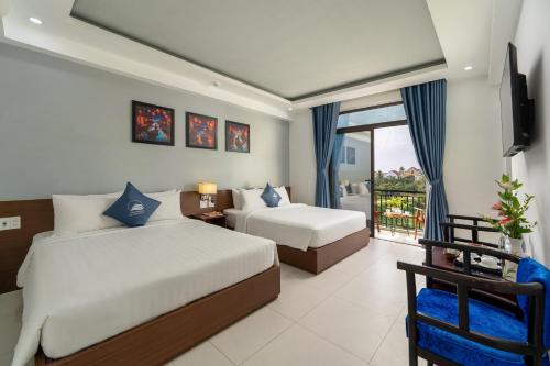a hotel room with two beds and a balcony at Muoi Villa in Hiếu Nhơn