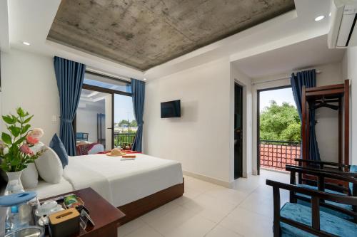 a bedroom with a bed and a balcony at Muoi Villa in Hiếu Nhơn