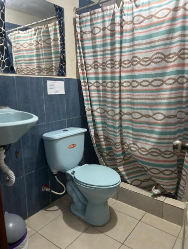 a bathroom with a toilet and a sink at Habitaciones amobladas - Manabí suites in Manta