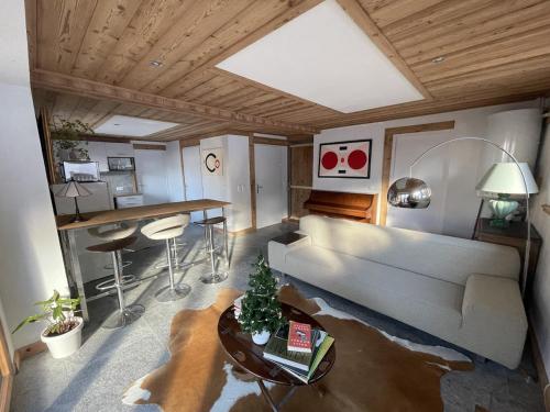 Chalet Sablod في لي كونتامين مونتجوا: غرفة معيشة بها أريكة وطاولة