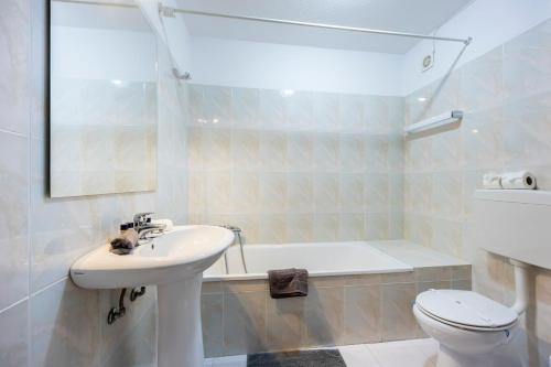 Pera Beach & Pool - Silhueta Citadina