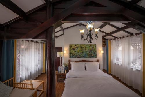 a bedroom with a large bed and a chandelier at 十二星客栈 in Lijiang