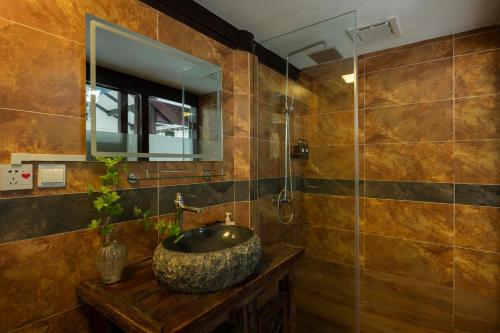 a bathroom with a sink and a mirror at 十二星客栈 in Lijiang