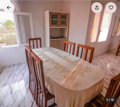 jadalnia ze stołem i krzesłami w pokoju w obiekcie Villa André 