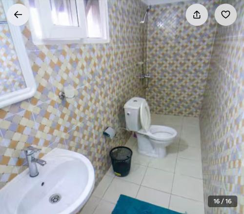 łazienka z umywalką i toaletą w obiekcie Villa André 