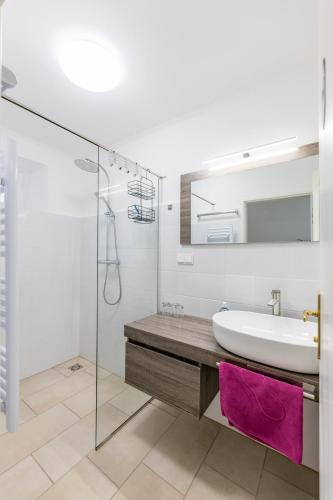 a bathroom with a sink and a mirror at Landhaus Krell in Mitterretzbach