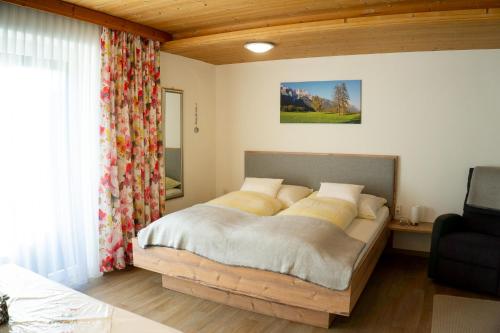 a bedroom with a bed in a room at Appartement Isabella in Mieming