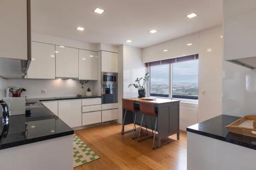 Royal 3BDR with Balcony & River View by LovelyStay