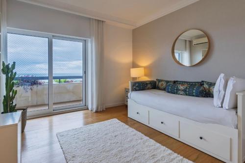 Royal 3BDR with Balcony & River View by LovelyStay