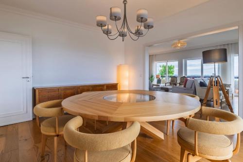 Royal 3BDR with Balcony & River View by LovelyStay