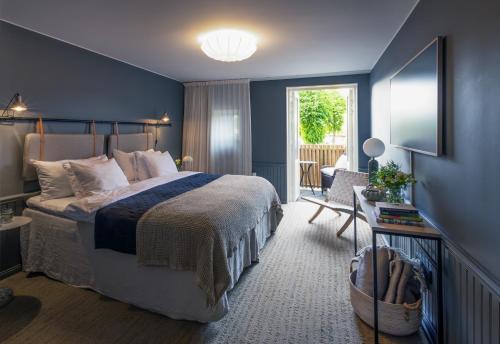 a bedroom with a bed and a table and a window at Sandhamn Seglarhotell in Sandhamn