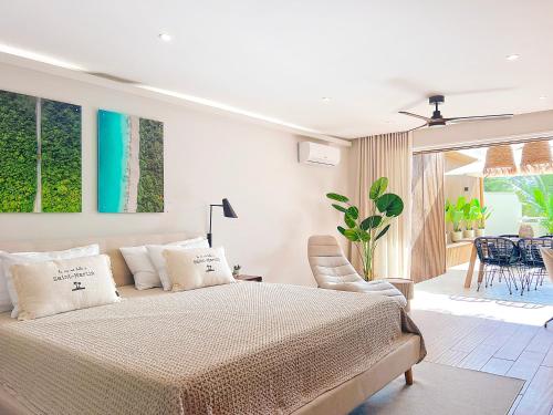 una camera da letto con un letto e un soggiorno di Ocean Pearl Elegant studio steps from the beach a Orient Bay