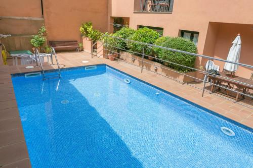 2 bed. GF apartment in center of Begur w shared pool parking H62