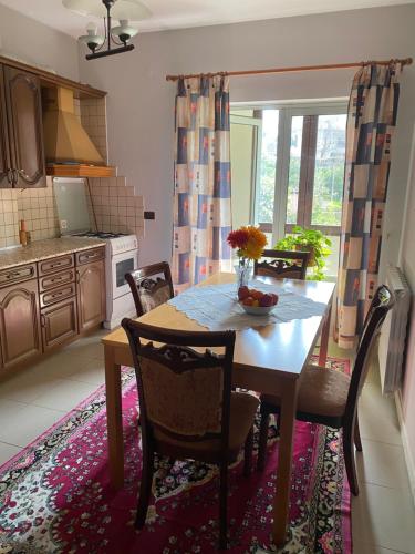 una cucina con tavolo e sedie in cucina di Comfy Spacious Apartment a Tirana