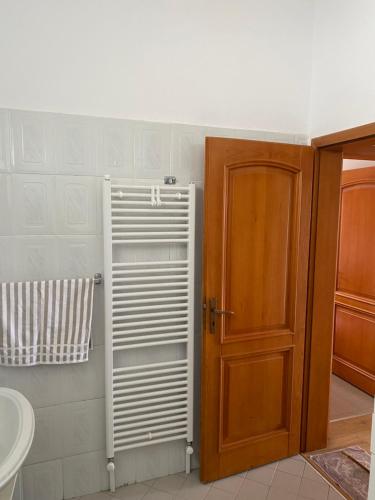 un bagno con un termosifone bianco accanto a una porta di Comfy Spacious Apartment a Tirana
