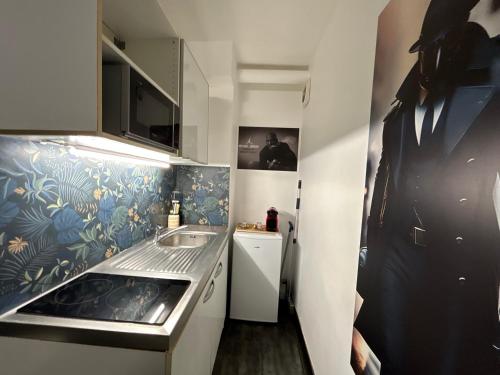 a small kitchen with a sink and a refrigerator at Résidence P&C Studio calme & cosy proche Paris - Neuilly-sur-Marne in Neuilly-sur-Marne