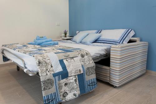 ラ・スペツィアにあるByron & Shelley Apartmentsのベッドルーム1室(青い壁のベッド2台付)