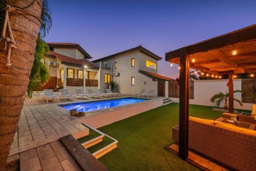 3BR Modern Villa Pool BBQ 5 min Palm Beach
