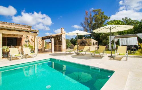 an outdoor swimming pool with chairs and umbrellas at Esplendor in Campos