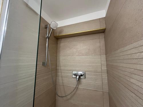 a shower with a shower head in a bathroom at Résidence P&C Studio élégant proche Paris - Neuilly-sur-Marne in Neuilly-sur-Marne