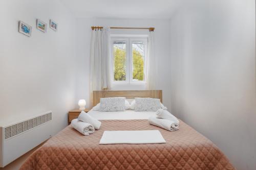 a bedroom with a large bed with a window at Apartment Bernarda in Igrane