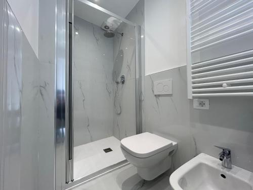 a bathroom with a toilet and a shower and a sink at Mono Giudici in Clusone