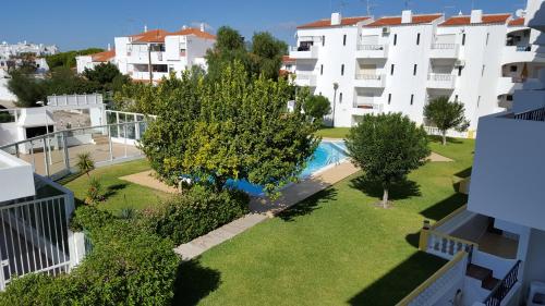 an apartment with a garden and a swimming pool at Apartamento A11 - 800m da praia in Albufeira
