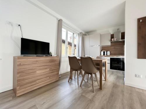 a kitchen and dining room with a table and chairs at Mono Giudici in Clusone