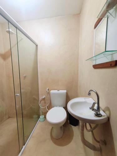 a bathroom with a toilet and a sink at Chalé em Tatajuba in Tatajuba