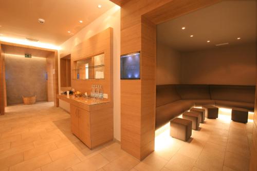 a hotel lobby with a bar and a tv at Hotel Krone in Hayna