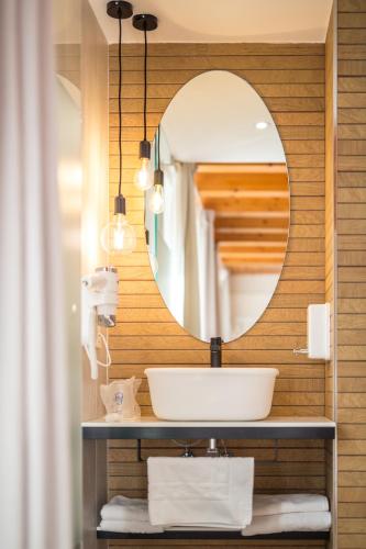 a bathroom with a sink and a mirror at Hostal riMboMbin in Burgos