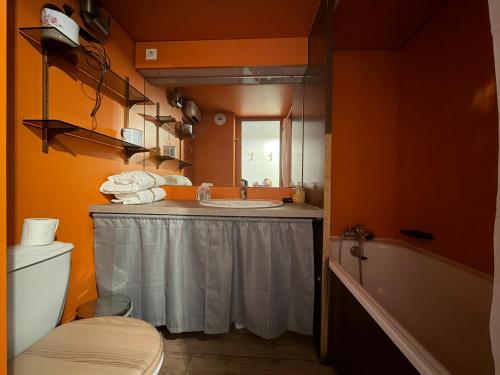 une salle de bain avec un lavabo, des toilettes et une baignoire dans l'établissement Studio centre Val d'Isere, à Val dʼIsère