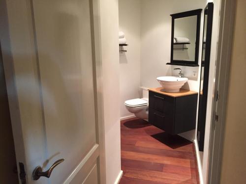 La salle de bains est pourvue de toilettes, d'un lavabo et d'un miroir. dans l'établissement Hotel Buenos, à Geldrop