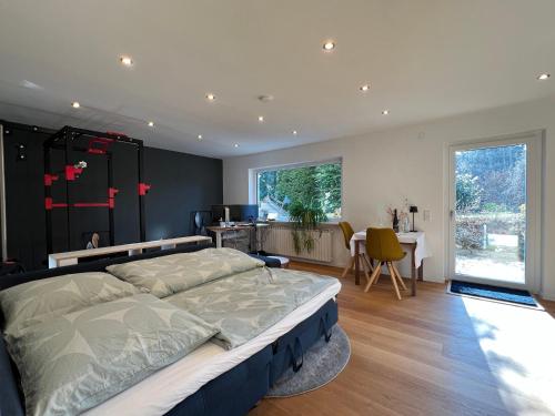 a large bedroom with a large bed and a desk at Kappelblick Apartment ohne Küche - mehr als nur ein Doppelzimmer in Burgthann