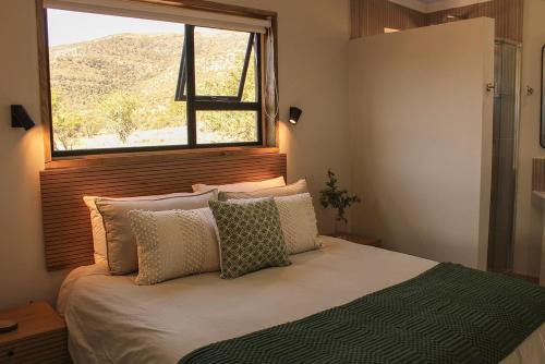 a bedroom with a large bed with a window at Valley View Escape in Uitkeer