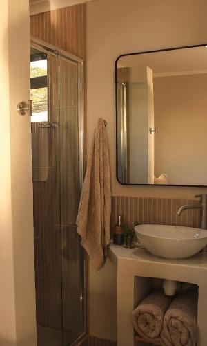 a bathroom with a sink and a mirror at Valley View Escape in Uitkeer