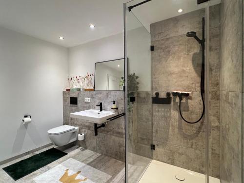 a bathroom with a shower and a toilet and a sink at Kappelblick Apartment ohne Küche - mehr als nur ein Doppelzimmer in Burgthann