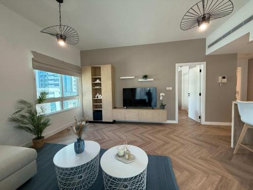 High End Upgraded 1BR Living in The Greens