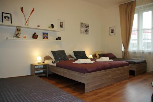 1 Schlafzimmer mit 2 Betten und 2 Lampen in der Unterkunft Spacious Prague View Apartment in Prag
